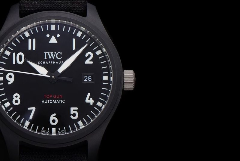 IWC 파일럿 시리즈 데일리 캘린더 시계 001-251644