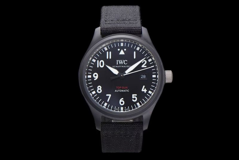 IWC 파일럿 시리즈 데일리 캘린더 시계 001-251644