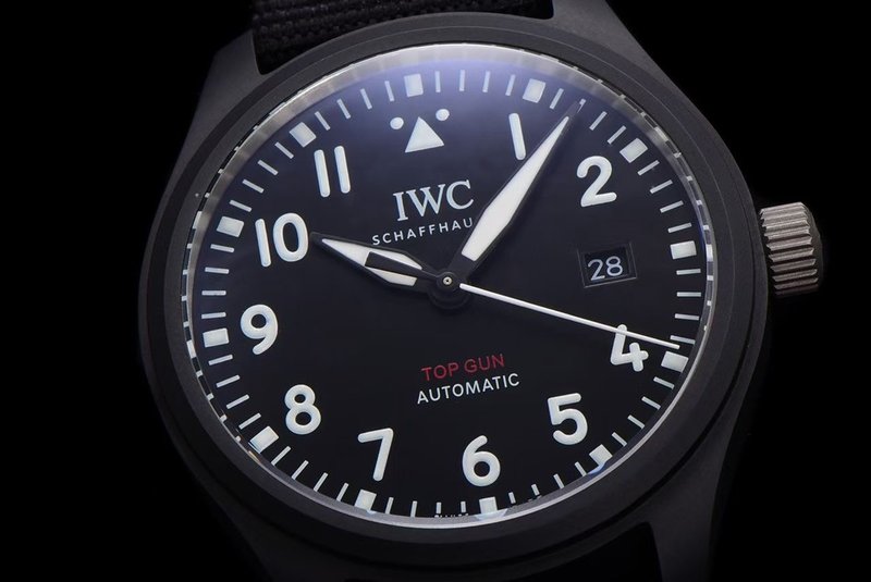 IWC 파일럿 시리즈 데일리 캘린더 시계 001-251644