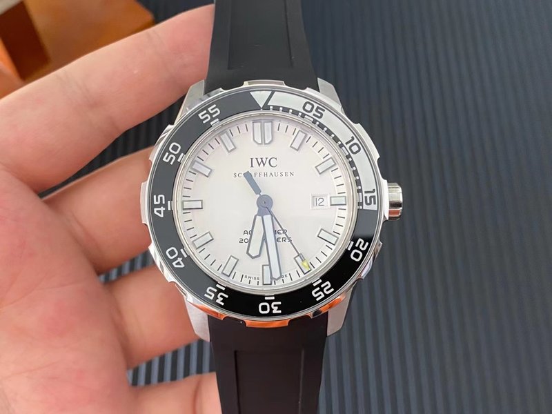 IWC 클래식 화이트 다이얼 시계 001-251653