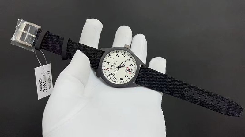 IWC 파일럿 워치 블랙 에이스 특별판 001-251711