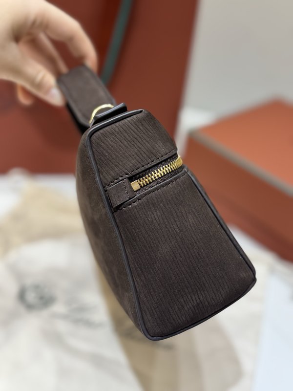 로로피아나 벨벳 물결 무늬 다크브라운 핸드백 001-252069