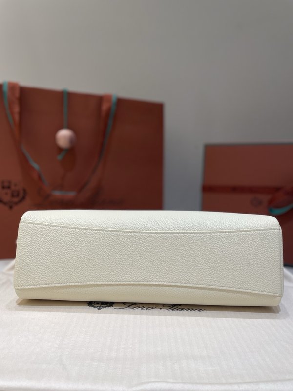 로로피아나 화이트 그레인 레더 핸드백 001-252078