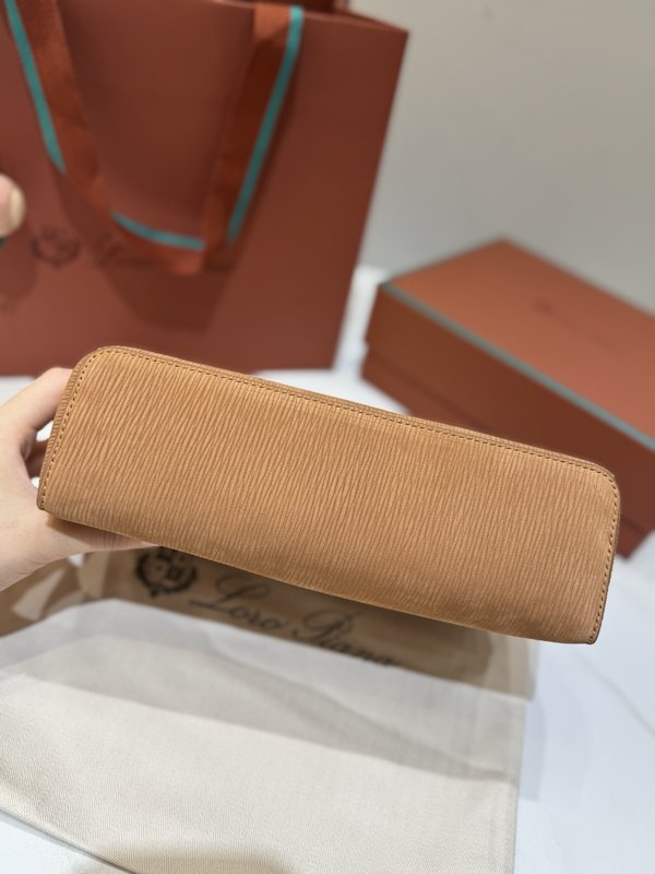 로로피아나 벨벳 웨이브 웜브라운 핸드백 001-252079