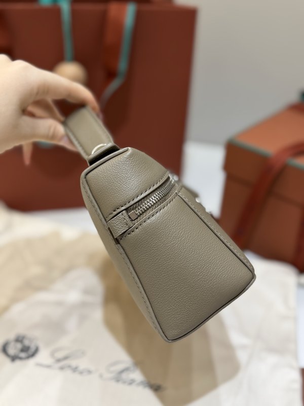 로로피아나 리치 그레인 웜 밀크 핸드백 001-252080