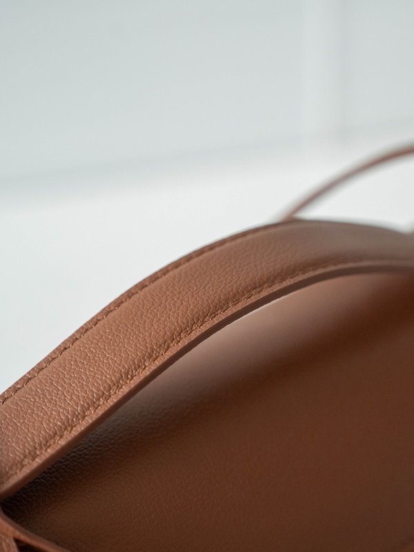 로로피아나 Loro Piana 신상 엡솜 가죽 숄더백 001-252104