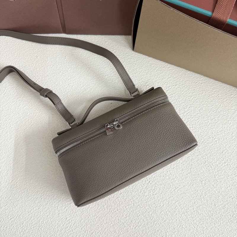 로로피아나 소프트 카프스킨 지퍼 클러치백 001-252183
