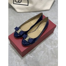 페라가모 클래식 VARA 리본 라운드 토 발레리나 슈즈 001-252313