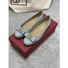 페라가모 클래식 VARA 리본 라운드 토 발레 플랫 001-252315