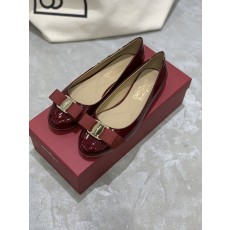 페라가모 VARA 리본 라운드 토 발레 슈즈 001-252316