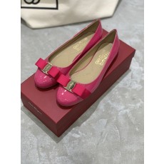 페라가모 VARA 리본 라운드 토 발레 슈즈 001-252318