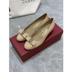 페라가모 바라 리본 라운드 토 에나멜 플랫슈즈 001-252325