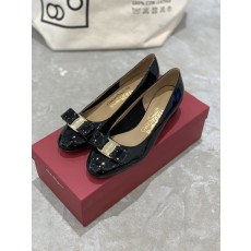 페라가모 바라 하프라이닝 굽이 있는 펌프스 001-252329