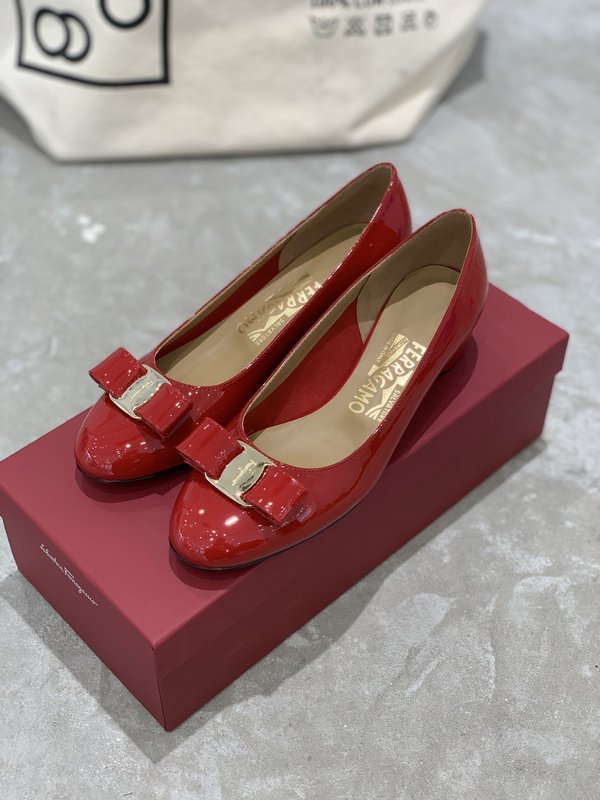 페라가모 바라 하프 라이닝 굽이 있는 펌프스 001-252330