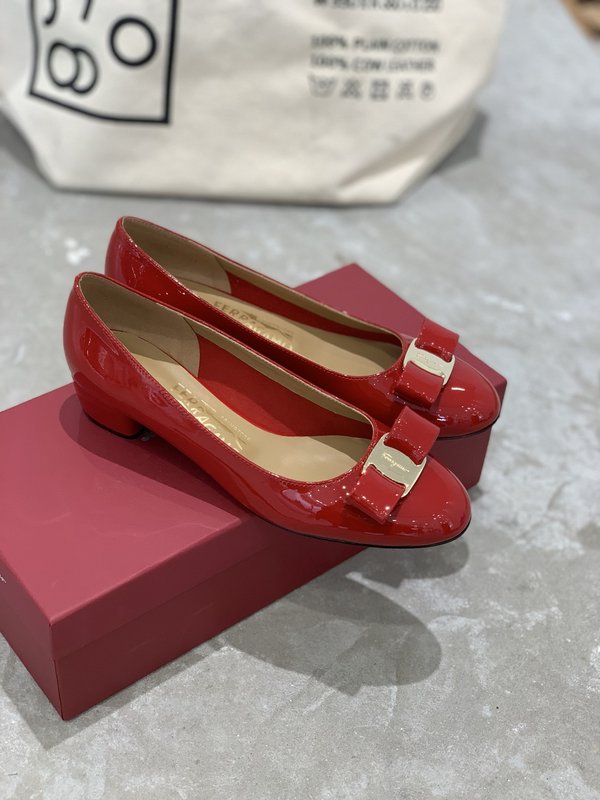 페라가모 바라 하프 라이닝 굽이 있는 펌프스 001-252330