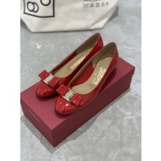 페라가모 바라 하프 라이닝 굽이 있는 펌프스 001-252330