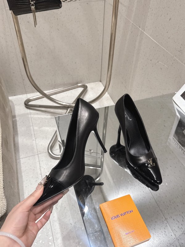 루이비통 스이킹 컬러 포인트 펌프스 001-252408