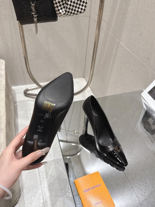 루이비통 스이킹 컬러 포인트 펌프스 001-252408