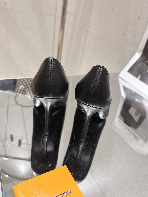 루이비통 스이킹 컬러 포인트 펌프스 001-252408
