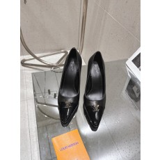 루이비통 스이킹 컬러 포인트 펌프스 001-252408