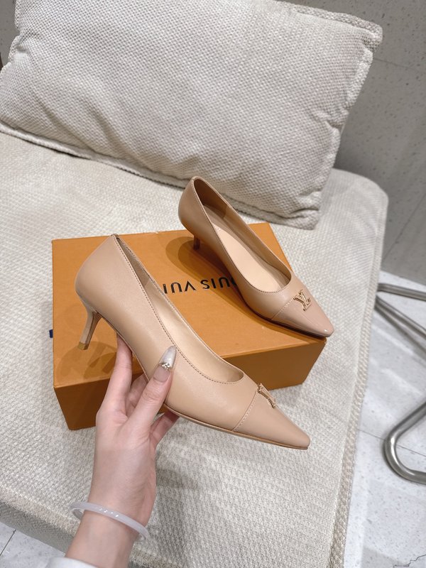 루이비통 스이크 힐 포인트드 펌프스 001-252410