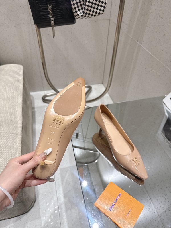 루이비통 스이크 힐 포인트드 펌프스 001-252410