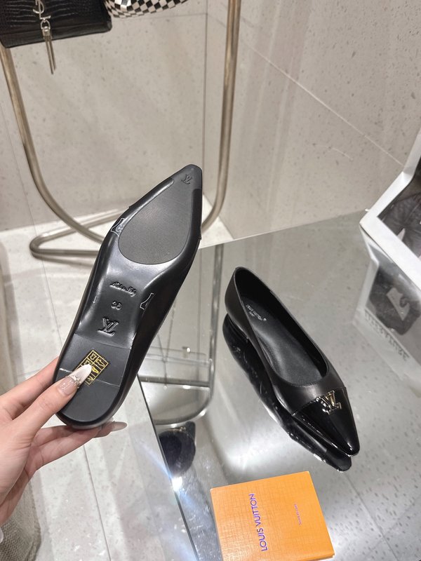 루이비통 파이킹 컬러 포인트 펌프스 001-252413