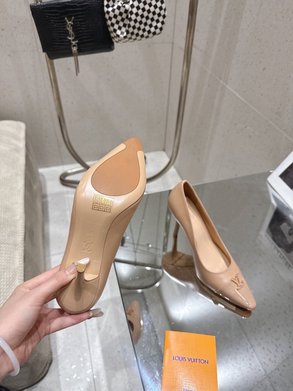 루이비통 스이크 힐 포인트 펌프스 001-252423