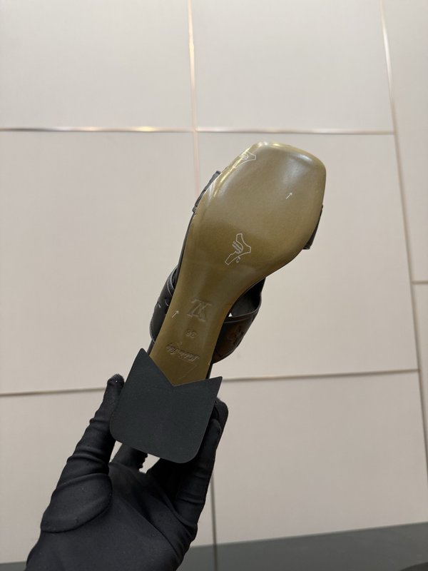 루이비통 엠보싱 에나멜 미들힐 슬리퍼 001-252430