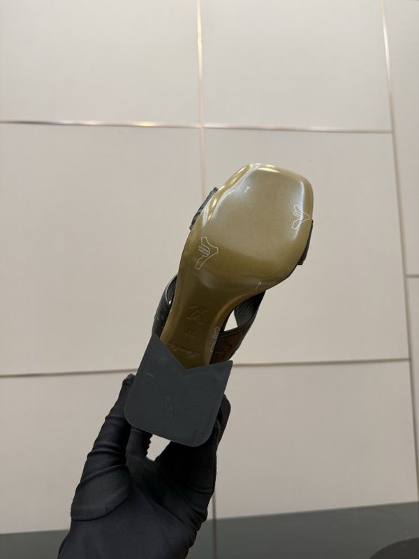 루이비통 엠보싱 에나멜 미들힐 슬리퍼 001-252431