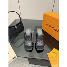 루이비통 엠보싱 에나멜 미들힐 슬리퍼 001-252431
