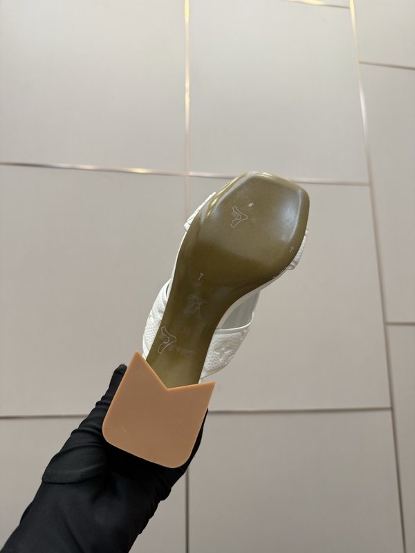 루이비통 엠보싱 에나멜 미들힐 슬리퍼 001-252437
