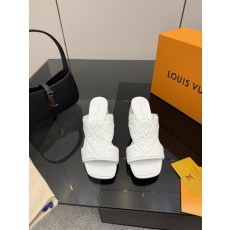 루이비통 엠보싱 에나멜 미들힐 슬리퍼 001-252437