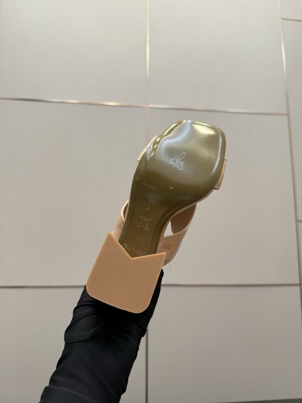 루이비통 엠보싱 에나멜 미들힐 슬리퍼 001-252438