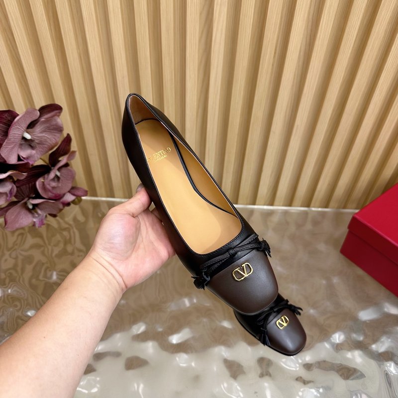 발렌티노 리본 포인트 컬러블럭 펌프스 001-252563