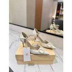 발렌티노 V 로고 에나멜 뾰족한 토 백리스 샌들 001-252599