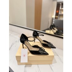 발렌티노 V 로고 에나멜 뾰족구두 백샌들 001-252604
