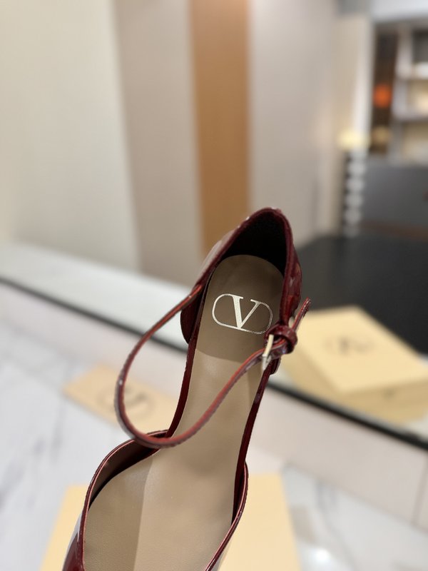 발렌티노 V 로고 에나멜 뾰족한 토 백리스 샌들 001-252605