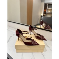 발렌티노 V 로고 에나멜 뾰족한 토 백리스 샌들 001-252605