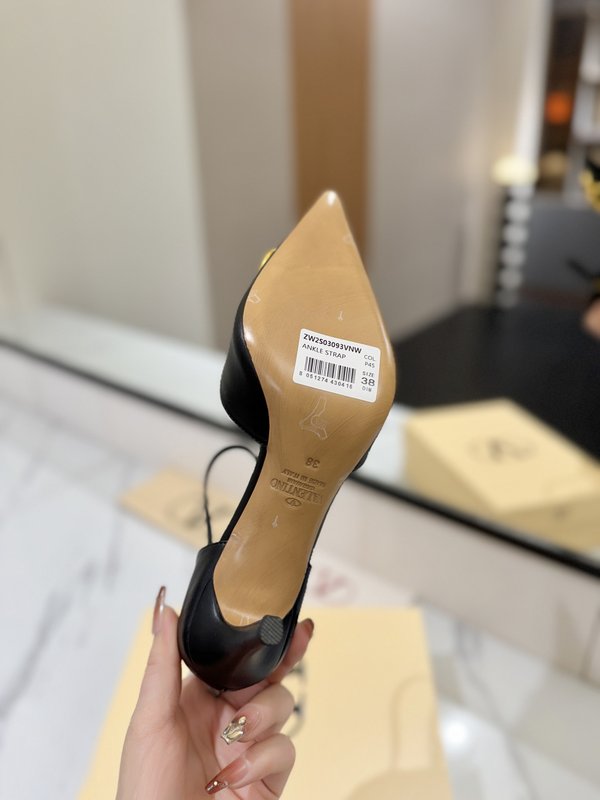발렌티노 V 로고 메탈 버클 뾰족한 발등 샌들 001-252606