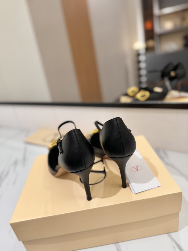 발렌티노 V 로고 메탈 버클 뾰족한 발등 샌들 001-252606