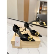 발렌티노 V 로고 메탈 버클 뾰족한 발등 샌들 001-252606