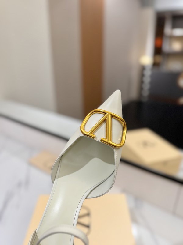 발렌티노 V 로고 메탈 버클 뾰족한 발가락 샌들 001-252607