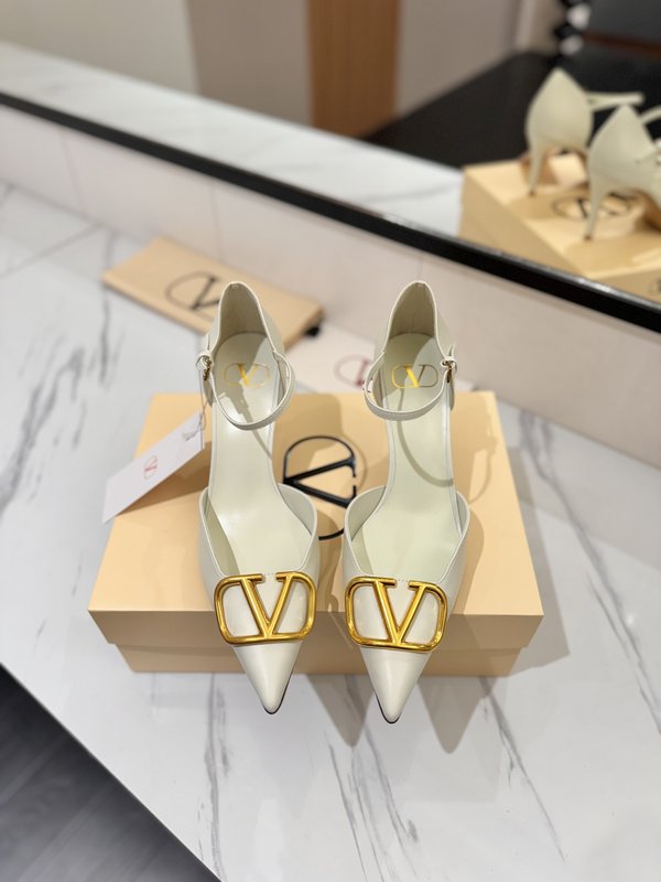 발렌티노 V 로고 메탈 버클 뾰족한 발가락 샌들 001-252607