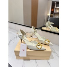 발렌티노 V 로고 메탈 버클 뾰족한 발가락 샌들 001-252607