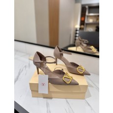 발렌티노 V 로고 메탈 버클 뾰족한 발등 샌들 힐 001-252608