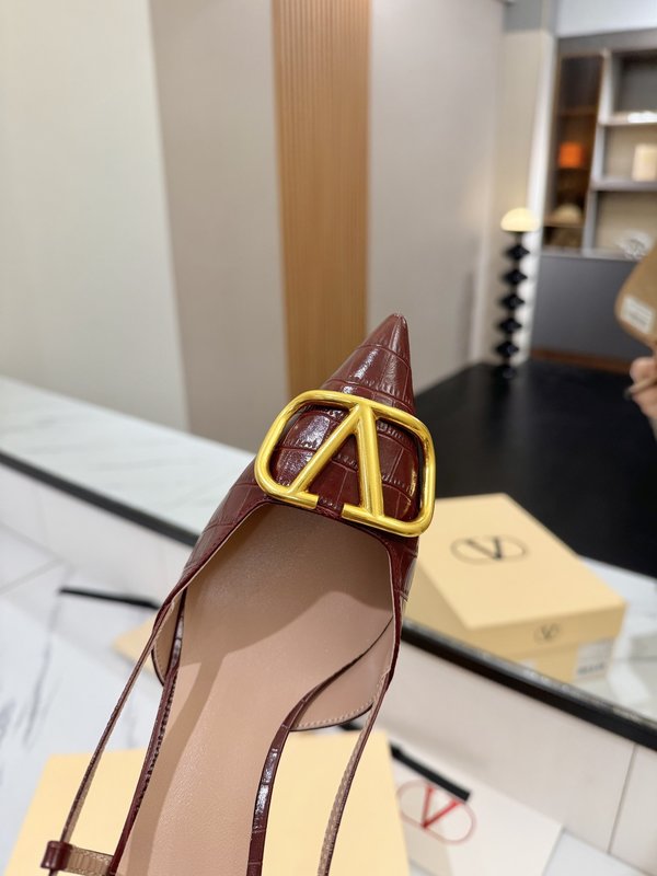 발렌티노 V 로고 메탈 버클 뾰족한 발가락 힐 샌들 001-252609