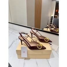 발렌티노 V 로고 메탈 버클 뾰족한 발가락 힐 샌들 001-252609