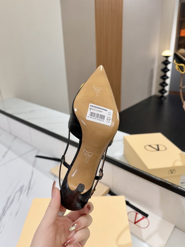 발렌티노 V 로고 메탈 버클 뾰족한 발가락 샌들 001-252610