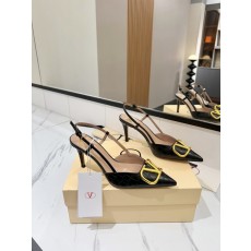 발렌티노 V 로고 메탈 버클 뾰족한 발가락 샌들 001-252610
